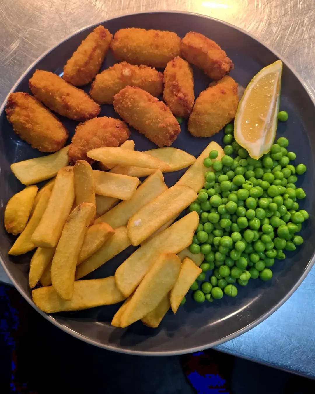 Scampi with chunky chips, peas and lemon